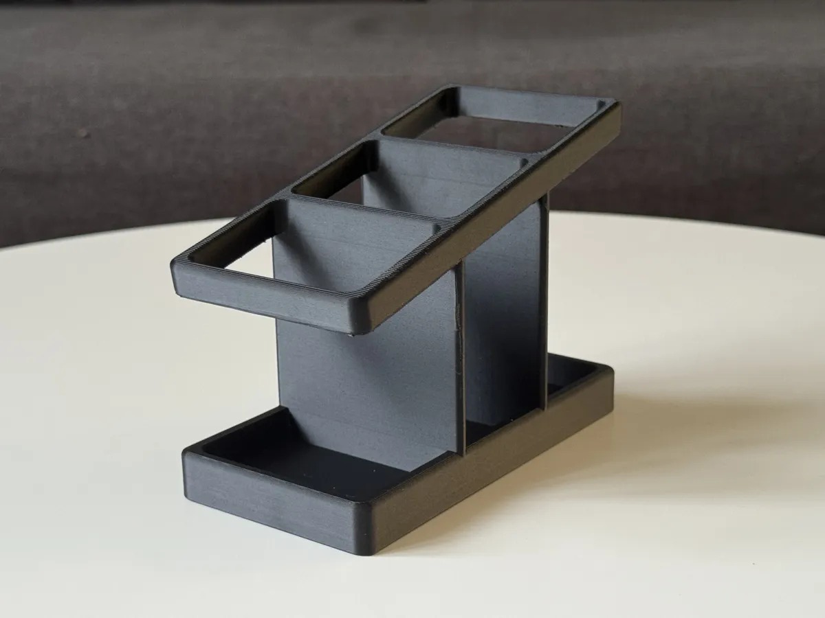 3D Baskı Üç Bölmeli Basamaklı Kumanda Standı Modern Kumanda Tutucu Siyah