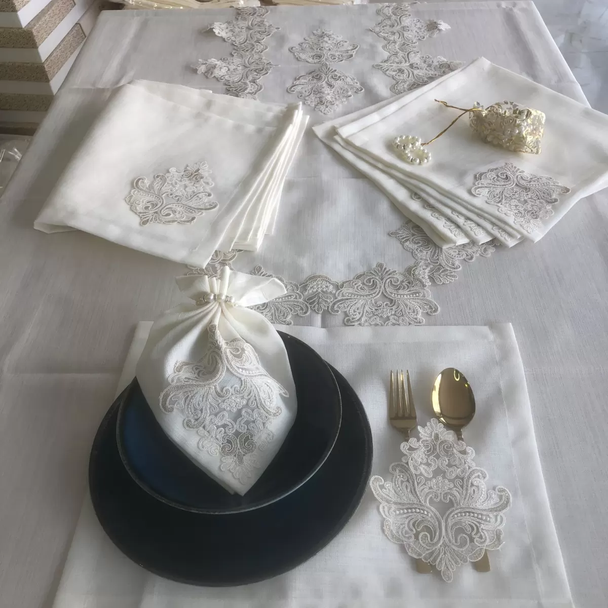 Sofra Takımı Mimoza Gardenya Keten Yemek Takımı 160x260 Masa Seti 26 Parça Runner Set Kreme Gold