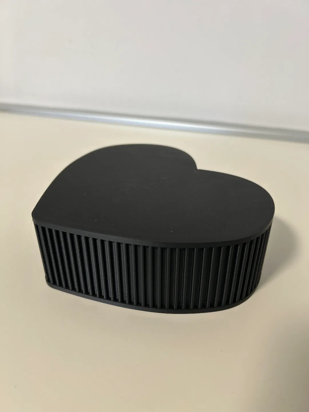3D Baskı Kalp Şeklinde Kapaklı Saklama Kutusu Dikey Çizgi Dokulu Mat Siyah Takı ve Hediye Kutusu