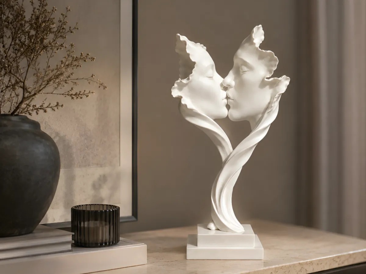 3D Baskı Öpüşen Çift Heykeli Çiçek Yapraklı Soyut Aşk Heykeli Masaüstü Dekoratif Obje Beyaz