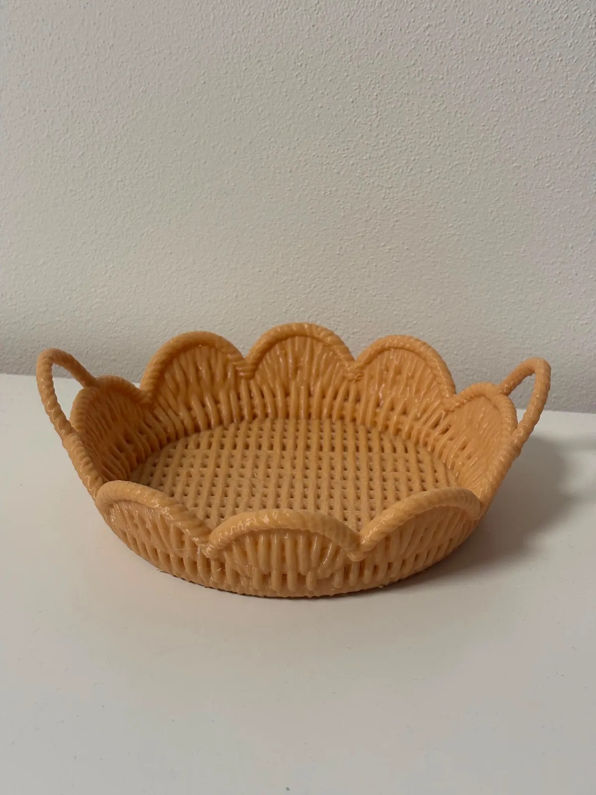 3D Baskı Hasır Görünümlü Yuvarlak Sepet Tepsi Kulplu Ratan Desenli Dekoratif Sunum Tepsisi Bej