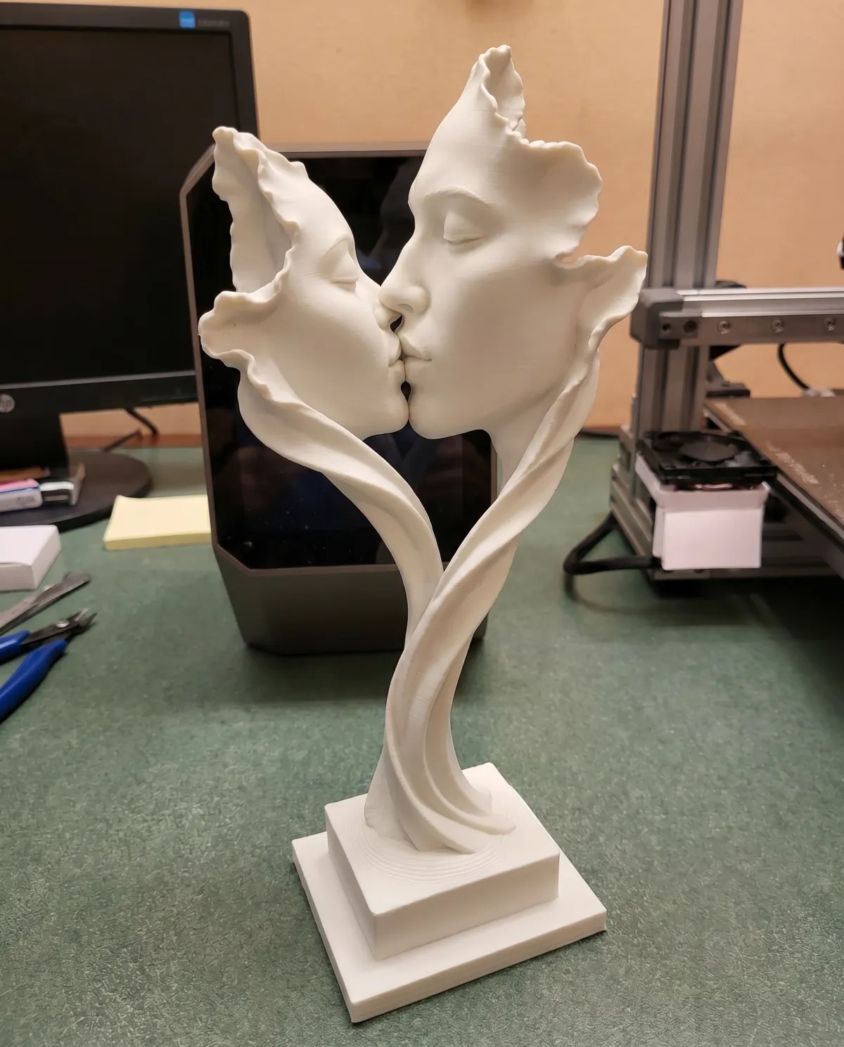 3D Baskı Öpüşen Çift Heykeli Çiçek Yapraklı Soyut Aşk Heykeli Masaüstü Dekoratif Obje Beyaz