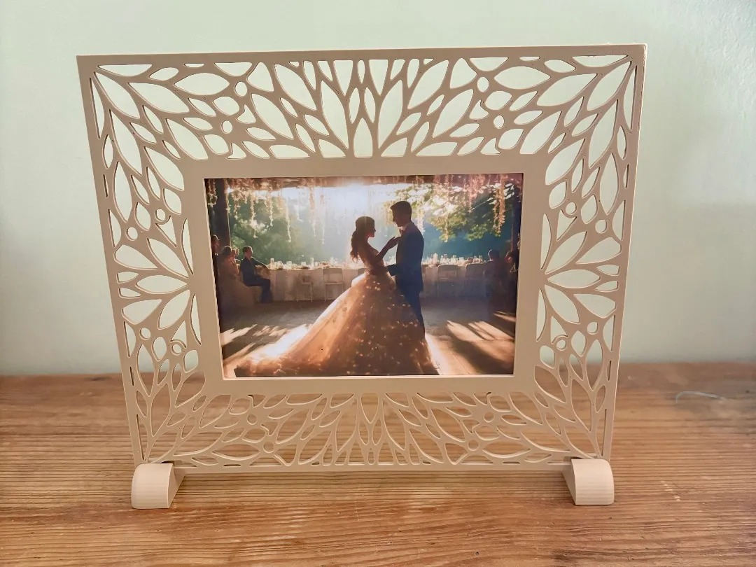 3D Baskı Yaprak Desenli Masaüstü Fotoğraf Çerçevesi Oyma Çiçek Desenli Düğün ve Masa Numarası Çerçevesi Bej