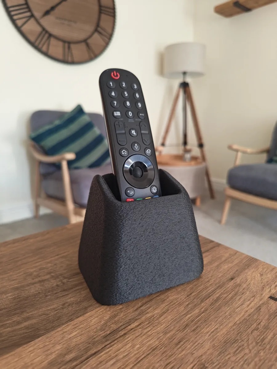 3D Baskı Tek Kumandalık Kumanda Standı Masa Üstü Kumanda Tutucu Dokulu Mat Siyah
