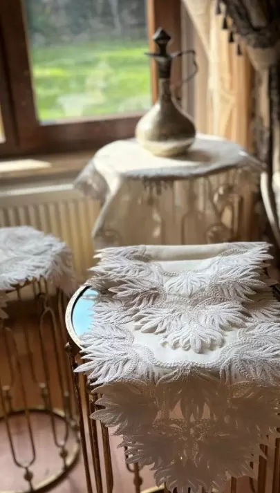 Samina Model Krem Çeyizlik 5 Parça Dantelli Keten Masa Örtüsü Runner Seti