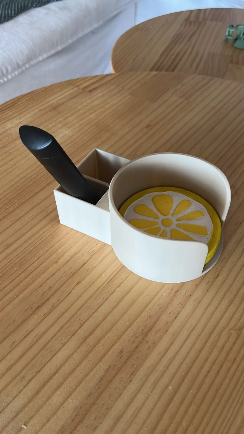 3D Baskı Kumanda Bölmeli Bardak Altlıklı Sehpa Düzenleyici Limon Desenli Bardaklık Krem Sarı