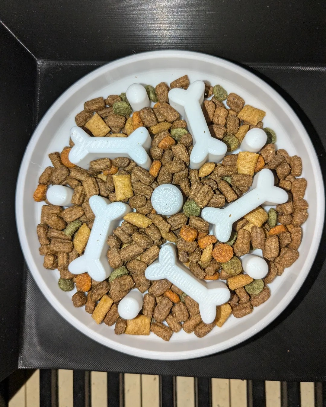 3D Baskı Kemik Desenli Yavaş Yeme Mama Kabı Kedi ve Köpek Yavaşlatıcı Mama Kabı Beyaz