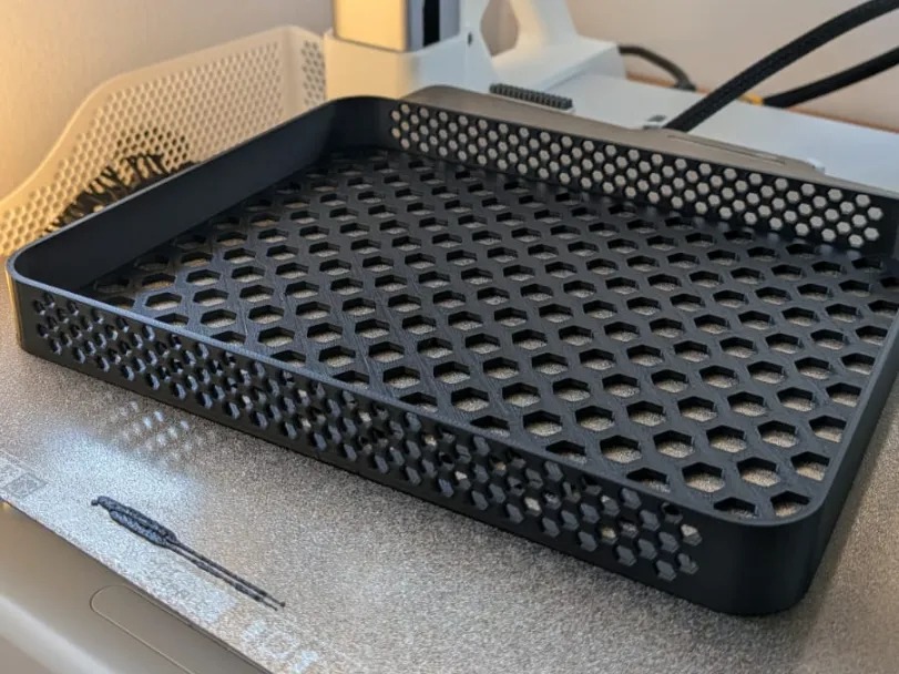 3D Baskı Petek Delikli Mutfak Tepsisi Yağdanlık ve Sıvı Sabun Altlığı Süzdürmeli Damlalık Tepsisi Siyah