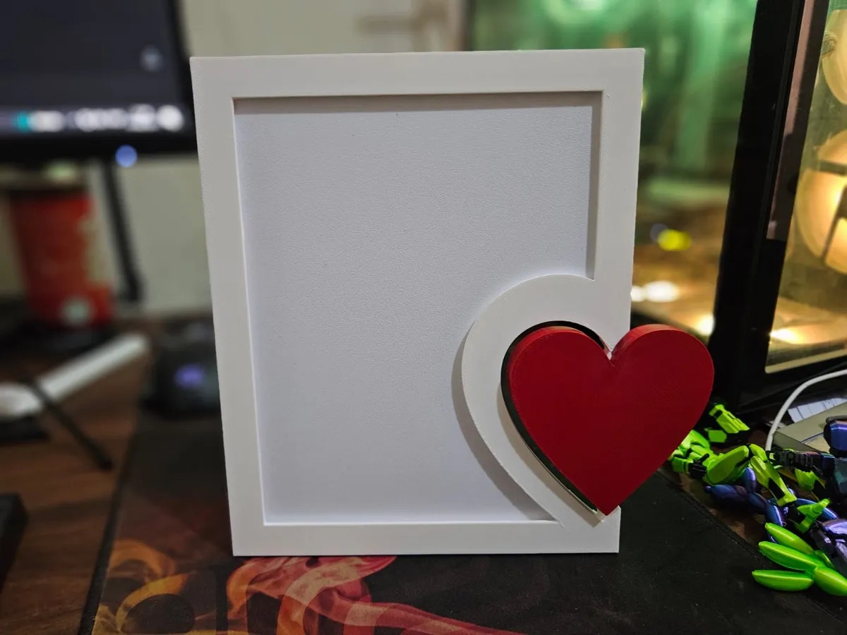 3D Baskı Kalp Detaylı Fotoğraf Çerçevesi Masaüstü Romantik Çift Fotoğraf Çerçevesi Beyaz Kırmızı