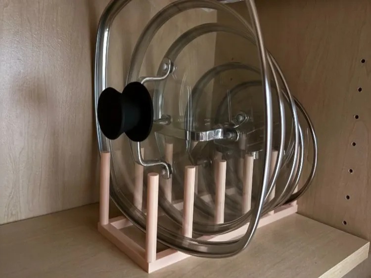 3D Baskı Tencere Kapak Rafı 5 Kapaklı Dolap İçi Kapak Düzenleyici Yuvalı Kapak Standı Bej