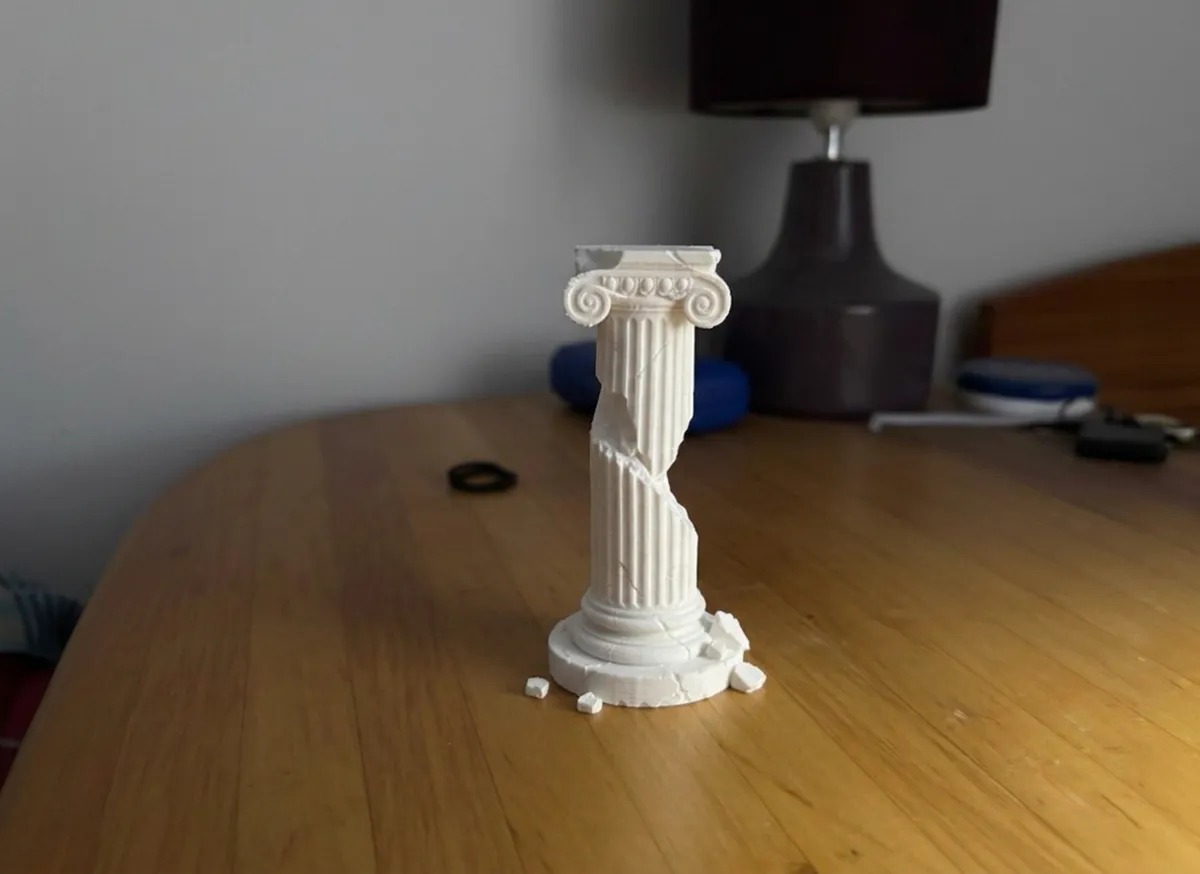 3D Baskı Kırık İyonik Sütun Kalıntısı Dekoratif Antik Yunan Sütunu Masaüstü Maket Obje Beyaz