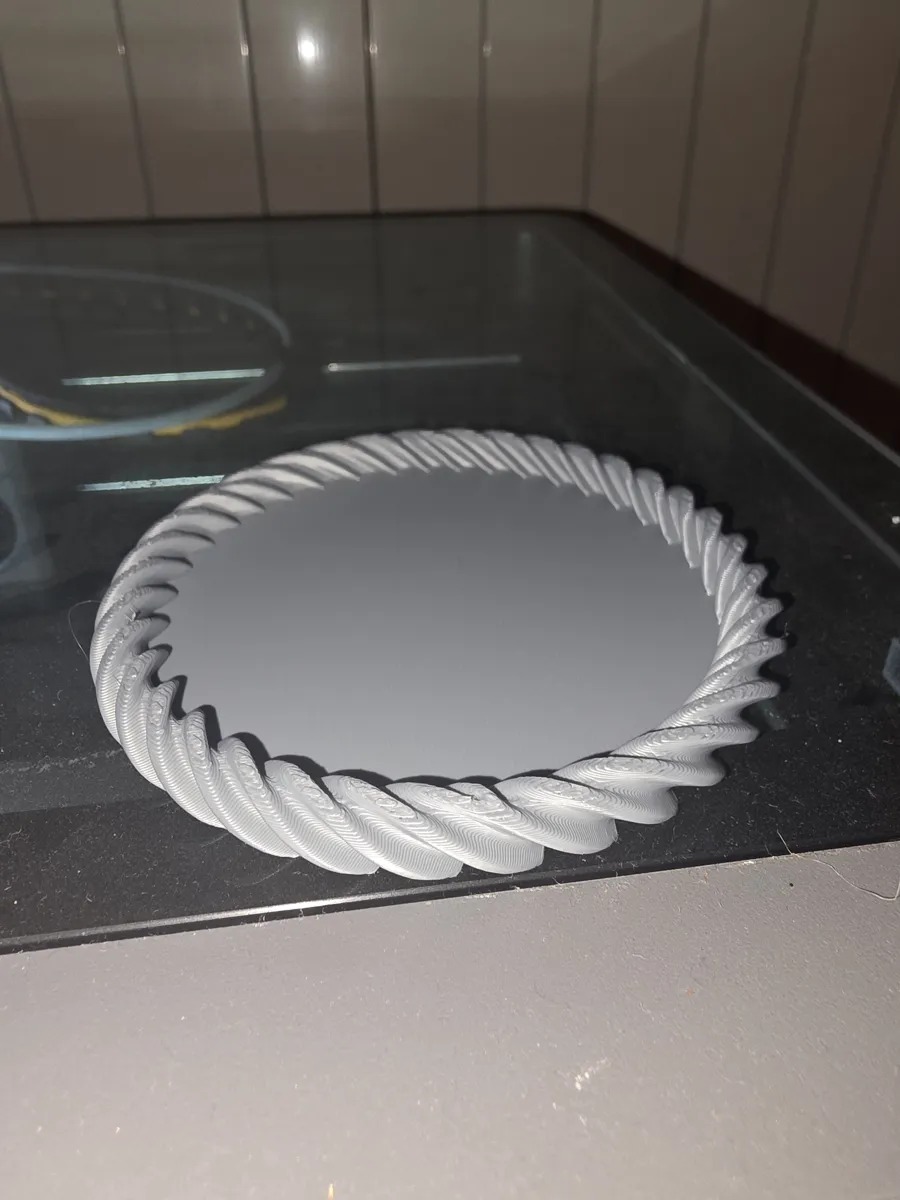 3D Baskı Spiral Kenarlı Yuvarlak Dekoratif Tepsi Bükümlü Kenar Modern Sunum ve Düzenleyici Tepsi Krem