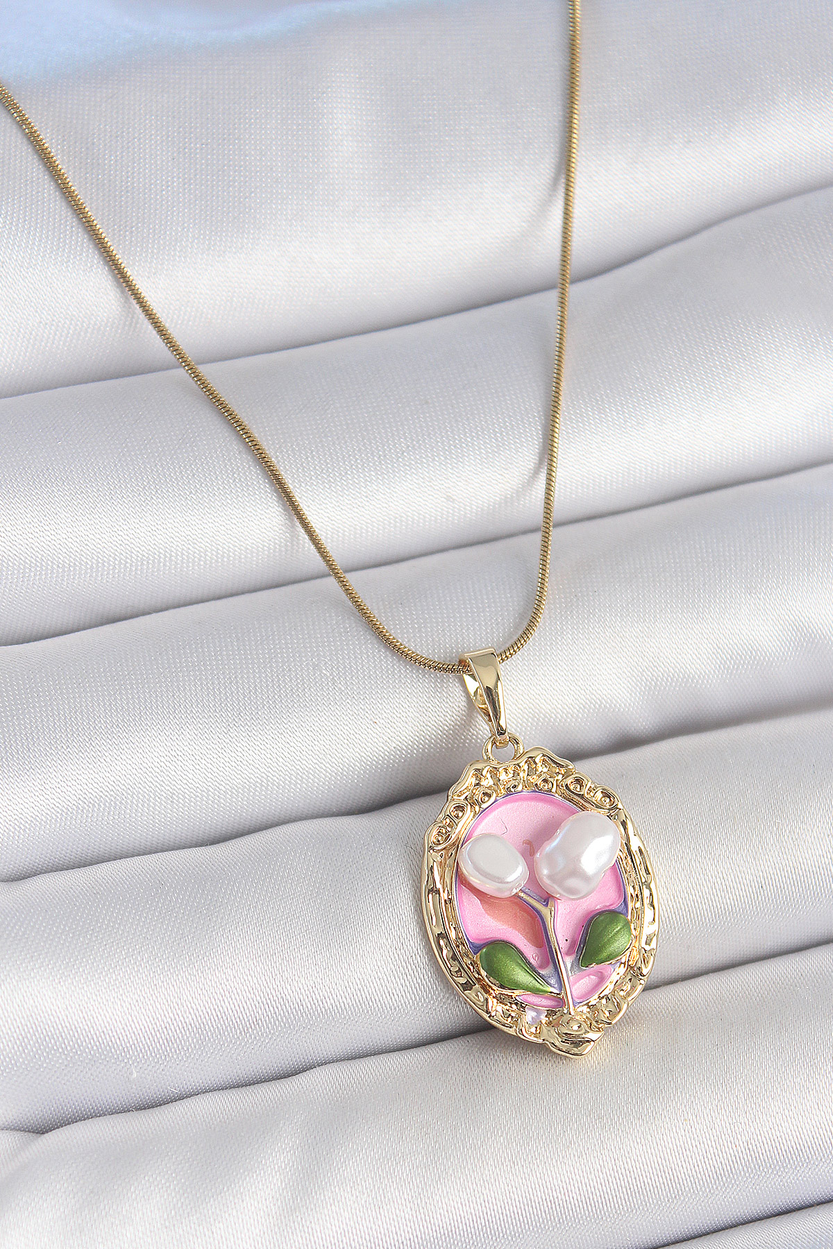 316L Çelik Gold Renk Zincir Pembe Mineli İncili Çiçek İşlemeli Portre Model Kadın Kolye