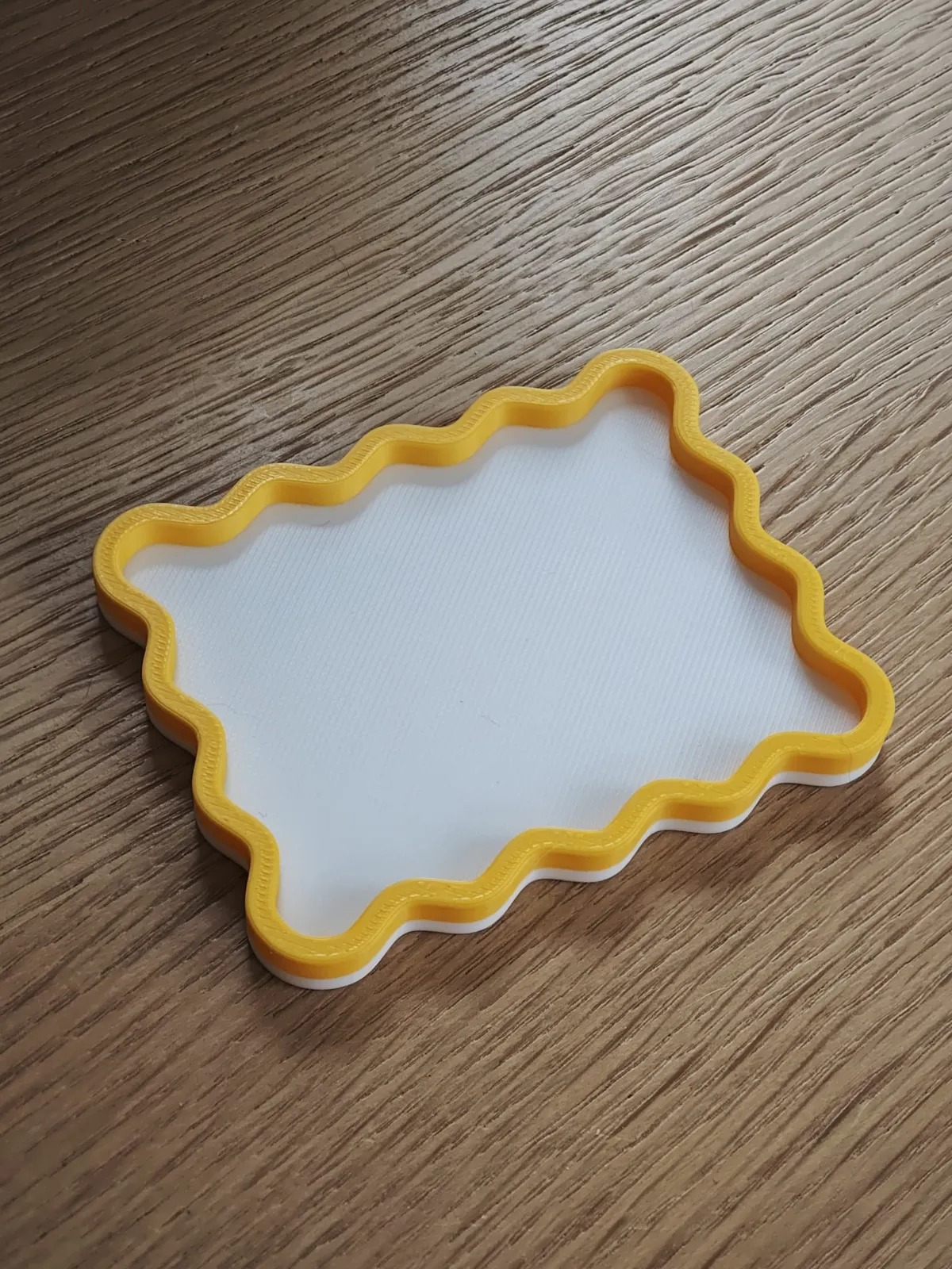 3D Baskı Dalgalı Kenarlı İki Renkli Mini Tepsi Masaüstü Organizer Takı ve Anahtar Tepsisi 15 cm - Sarı Beyaz