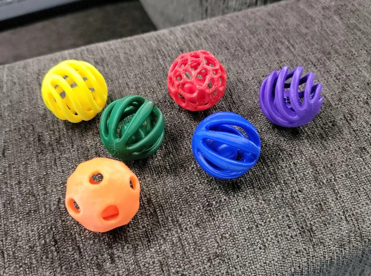 3D Baskı Kedi Oyuncak Topları Seti Delikli Desenli İnteraktif Kedi Topu Karışık Renk Kedi Oyuncağı