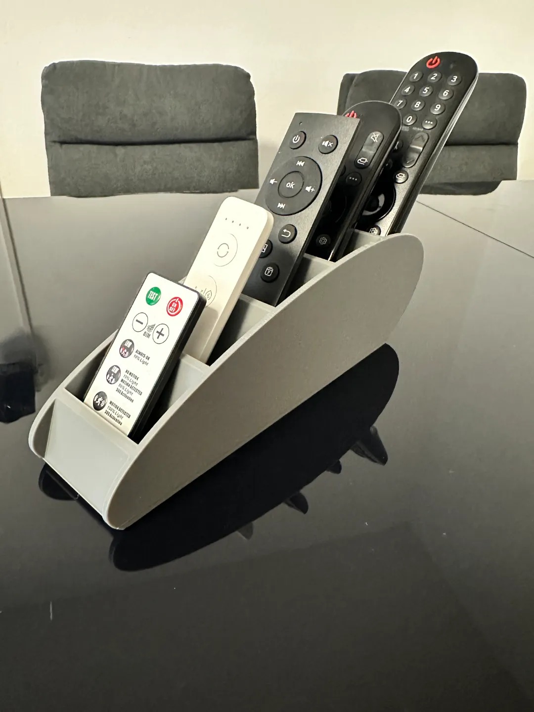 3D Baskı Beş Bölmeli Kumanda Standı Modern Masaüstü Kumanda Organizeri Sehpa ve Koltuk Yanı Düzenleyici Gri