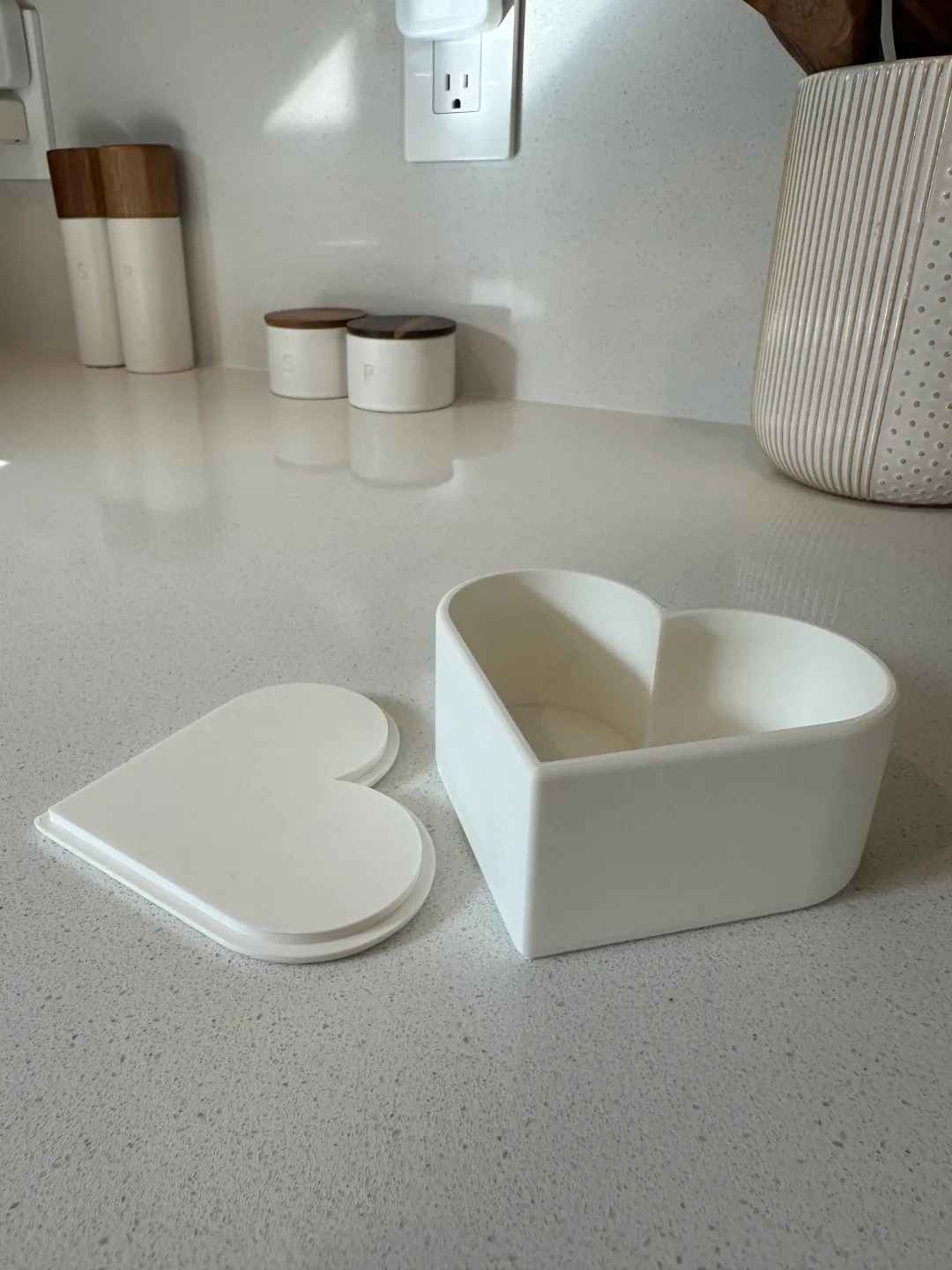 3D Baskı Kalp Şeklinde Kapaklı Saklama Kutusu Yuvarlak Hatlı Mini Hediye Kutusu Beyaz