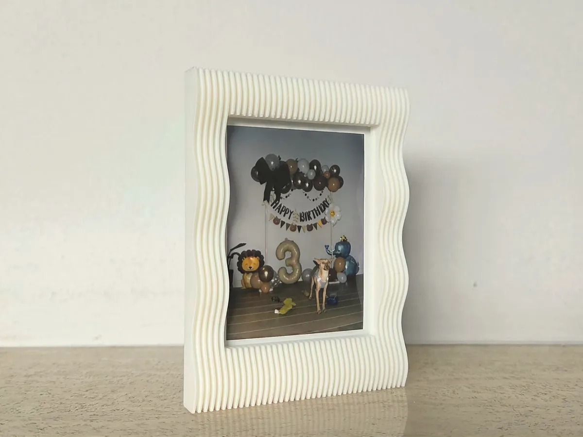 3D Baskı Dalgalı Çizgili Mini Fotoğraf Çerçevesi Masaüstü ve Buzdolabı Magnetli Çerçeve Beyaz