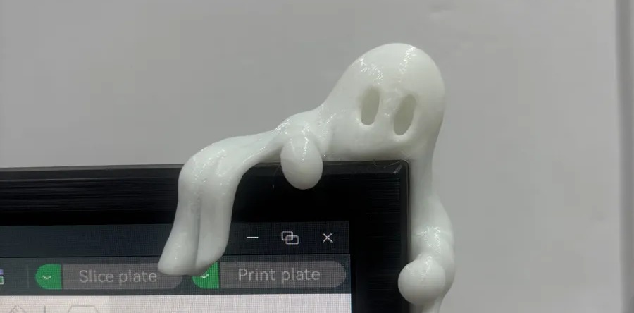 3D Baskı Monitör Kenarı Hayalet Figürü Masaüstü Dekoratif Hayalet Cadılar Bayramı Ekran Süsü Beyaz