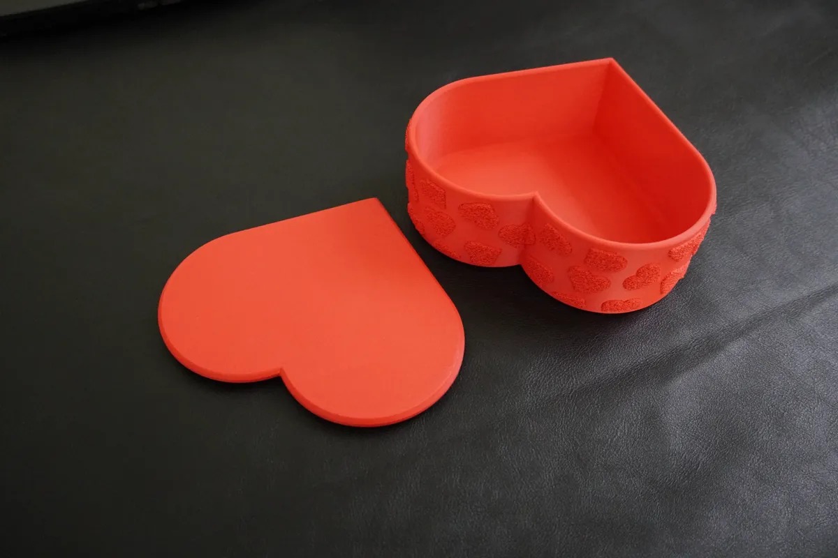 3D Baskı Kalp Şeklinde Kapaklı Hediye Kutusu Çikolata ve Şeker Kutusu Sevgililer Günü Kırmızı