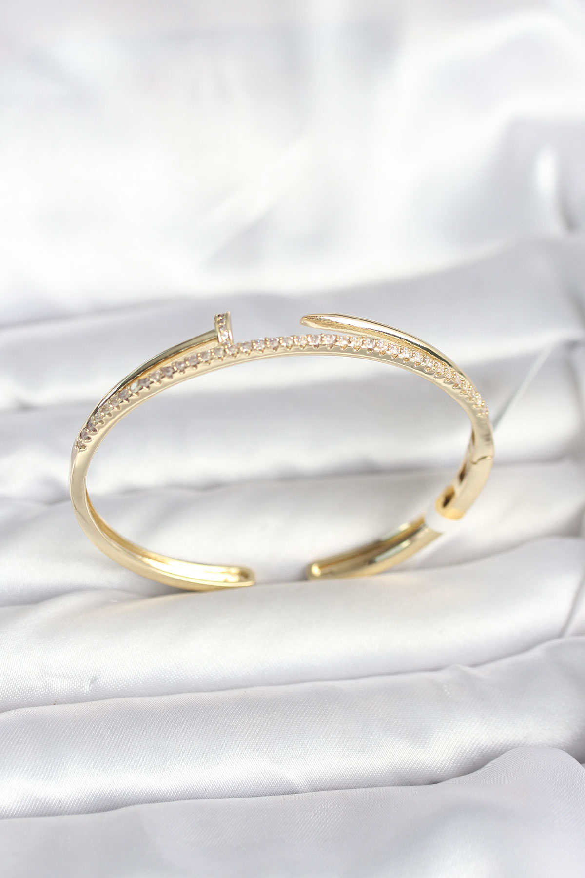 Pirinç Gold Renk Zirkon Taşlı Çivi Model Kadın Kelepçe Bileklik