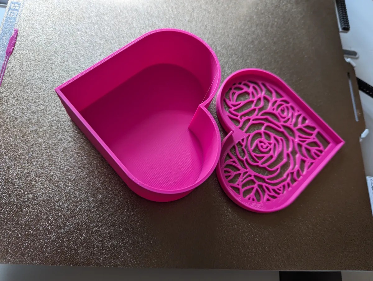 3D Baskı Gül Desenli Kalp Şeklinde Hediye Kutusu Oyma Güllü Kapaklı Kalp Kutu Takı ve Sürpriz Kutusu - Pembe